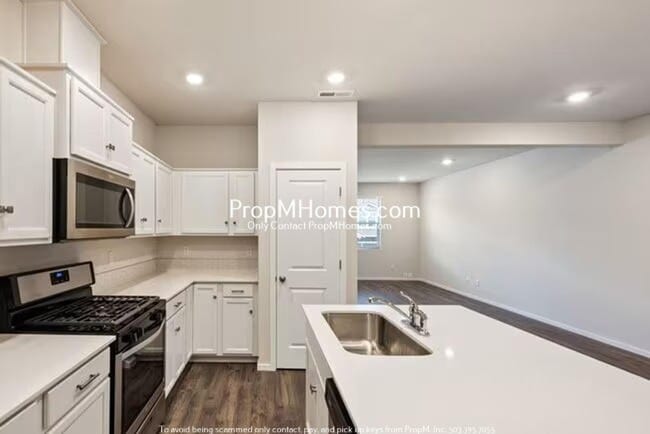 Building Photo - 884 N 18th Ave
