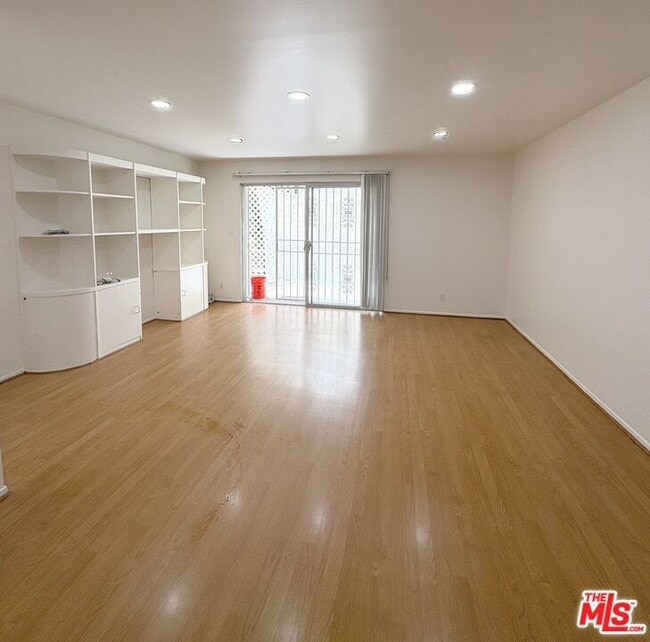 Building Photo - 433 S Manhattan Pl