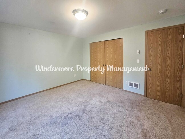 Building Photo - Immaculate rambler on large lot in Olalla