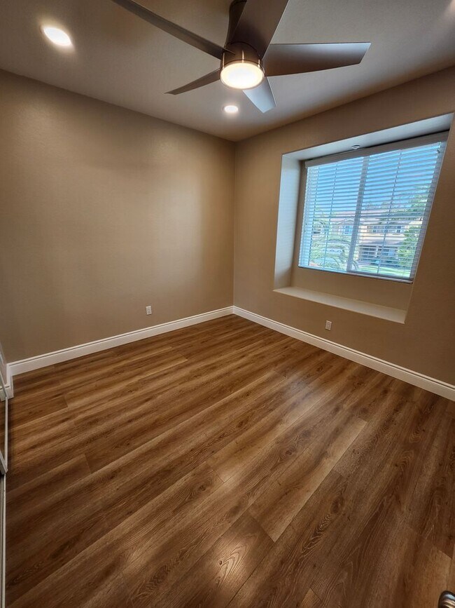 Building Photo - Luxurious 4-Bedroom View Home in Desirable...