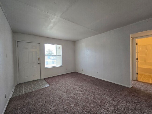 Building Photo - 1305 Quail Cir