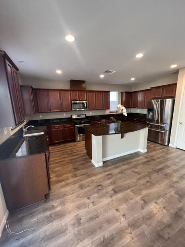 Building Photo - Newer Home within Red Hawk Golf Community!