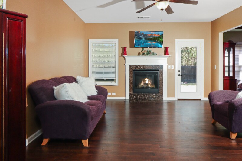 Building Photo - 4010 Lake Manor Way