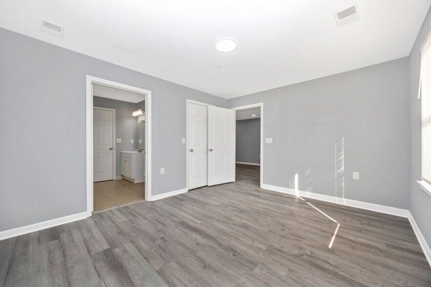 Building Photo - 10001 Vanderbilt Cir