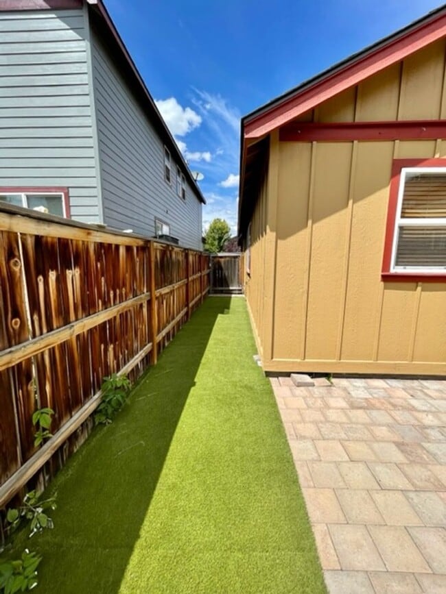 Building Photo - Single level home in NE Bend, close to sho...