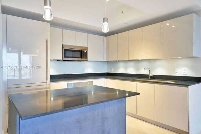 Building Photo - 1010 Brickell Ave