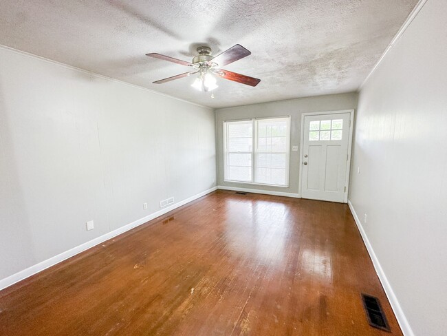 Building Photo - 3 Bed - 1.5 Bath in the Village! 280 Sq Ft...