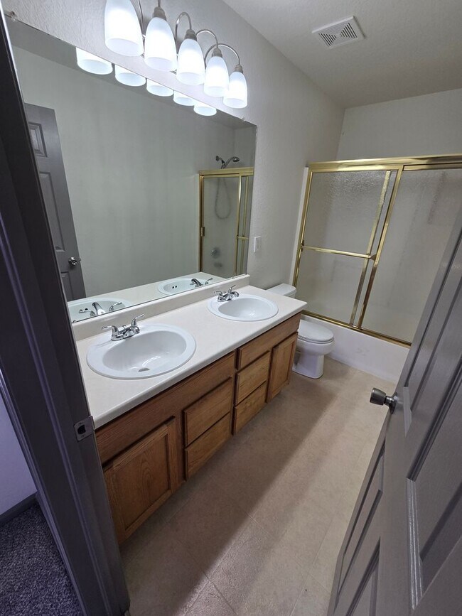 Building Photo - Spacious and Bright 4 Bedroom Home with Garage and Basement Now Available!