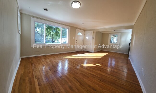 Building Photo - Spacious, Renovated and Close to Ferndale!
