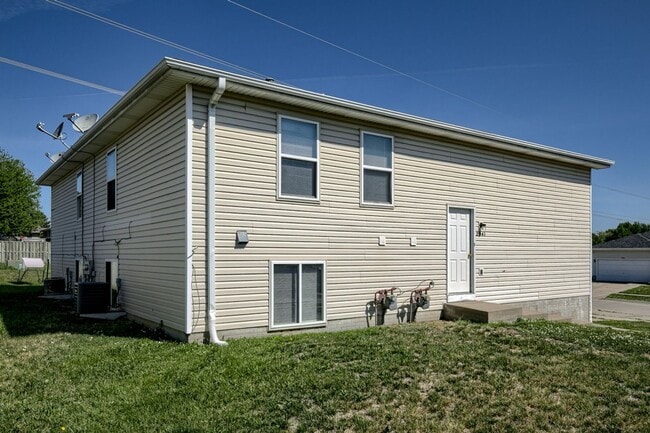 Building Photo - Spacious Duplex Close to Schools, UNL, Haymarket, and I-80 TOTALLY REMODELED