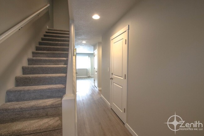 Building Photo - Conveniently Located 3 Bedroom Town Home i...