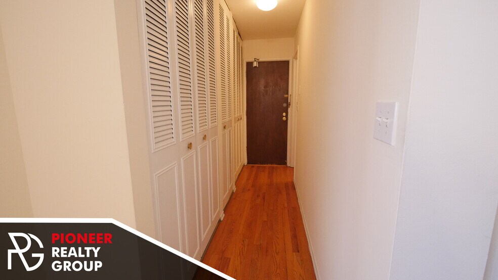 Building Photo - 524 W Oakdale Ave