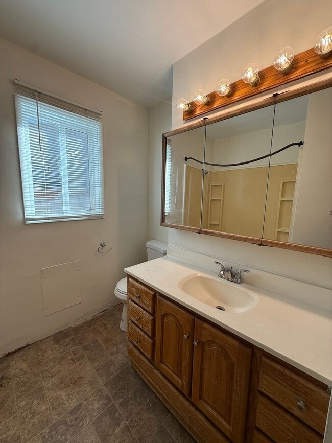Building Photo - Centrally Located Single Story Ranch Style...