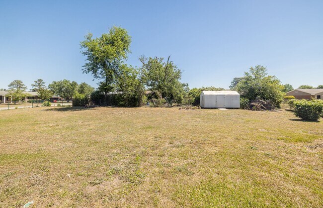 Building Photo - 240 Maywood Dr