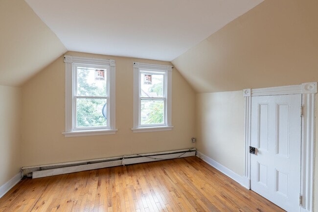 Building Photo - 204 Redmond St