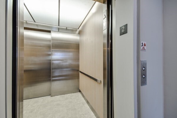 Building Photo - 928 E Broadway