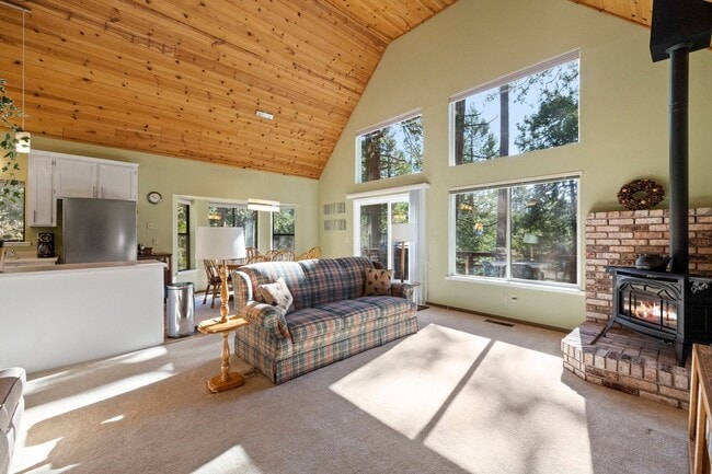 Building Photo - Fully Furnished 3 Bedroom Retreat in the P...