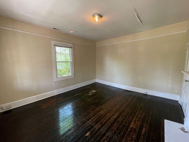 Building Photo - 2 bedroom 1 bathroom house with fenced yard available