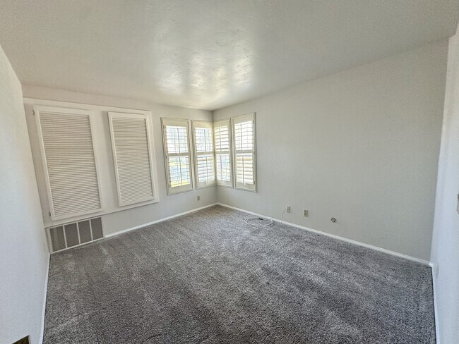 Building Photo - 15880 Avenida Villaha