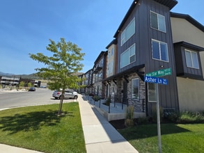 Building Photo - 584 Lewski Ln