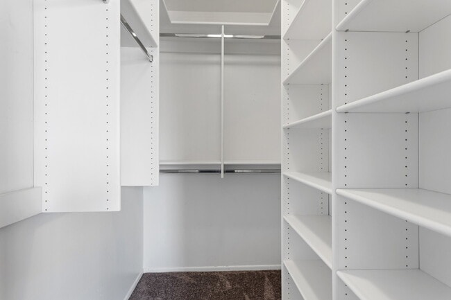 Building Photo - Southgelnn Townhome - 3 Bedrooms - 3 Bathr...
