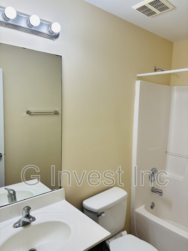 Building Photo - 4995 Upper Elm St