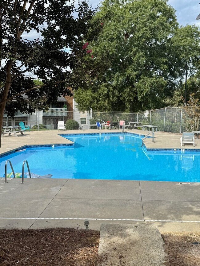 Building Photo - Fully Renovated 2 Bed, 2 Bath Ground-Floor...