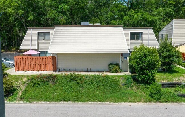 Building Photo - 2142 NE 45th Ave