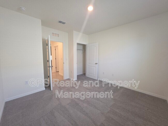 Building Photo - 33409 Country House Dr