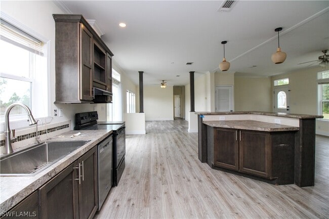 Building Photo - 4660 43rd Ave NE