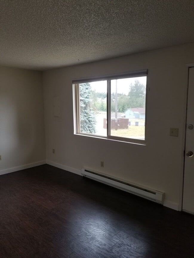 Building Photo - Newly Remodeled 1 Bedroom Apartment / Ground Floor Unit