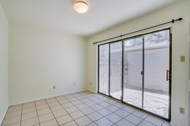 Building Photo - 6501 Cascada Dr