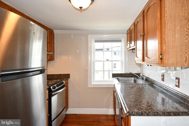 Building Photo - 17 S Madison St