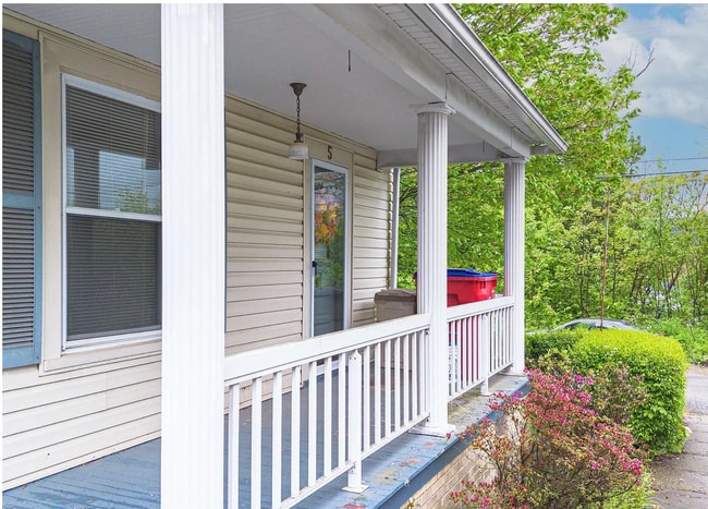 Building Photo - Large Newly Renovated 3 Bed/1 Bath Single ...