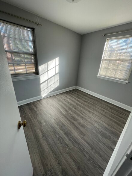 Building Photo - 2103 N Taft St