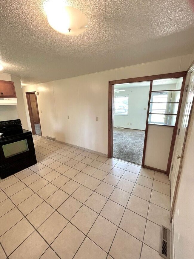 Building Photo - 2 Bedroom, 1 Bath Duplex on Outskirts of Loveland, CO