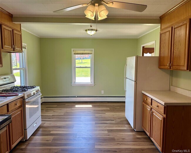 Building Photo - 111 Round Hill Rd