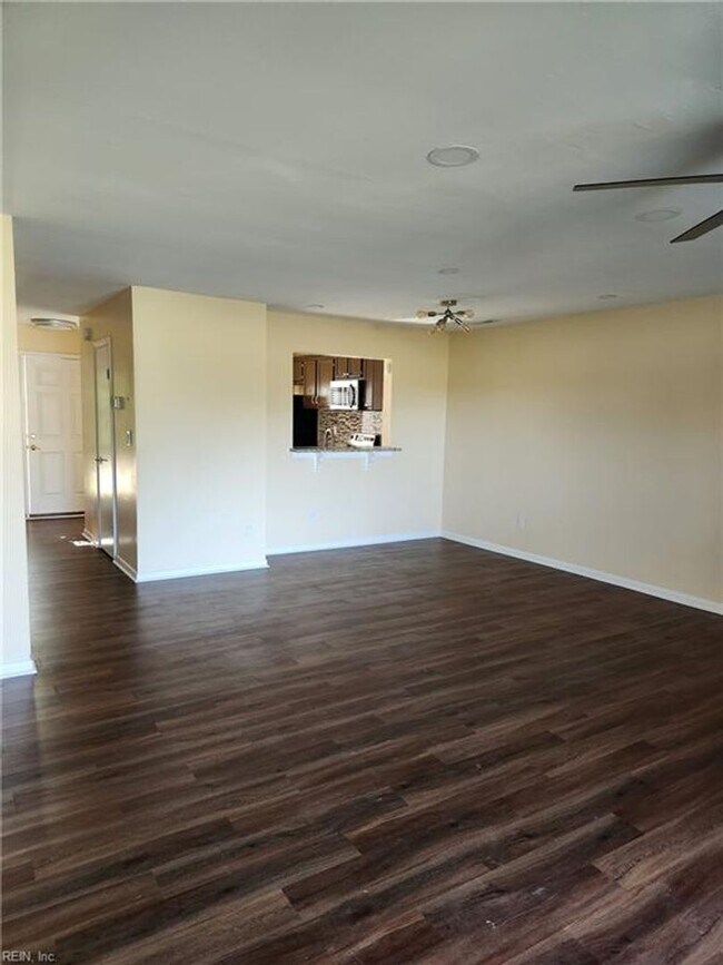 Building Photo - Newly Renovated Condo in Salem