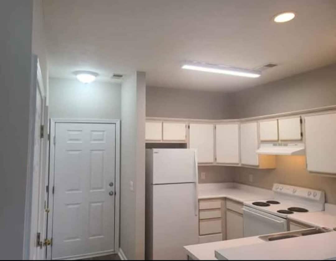 Building Photo - 498 River Oaks Dr