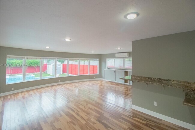 Building Photo - 3722 Royal Palm Ave