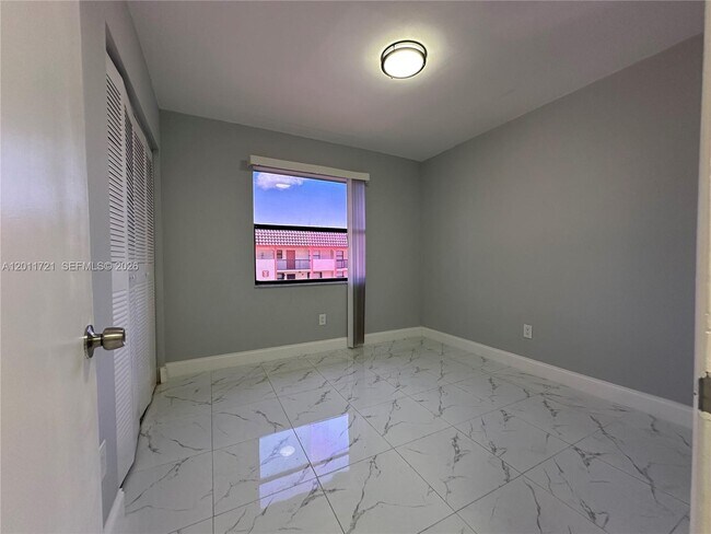 Building Photo - 871 NE 207th Terrace