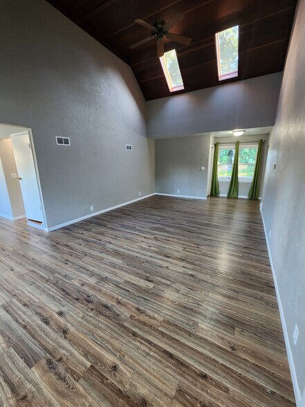 Livingroom - 2539 Vernon Ct SE