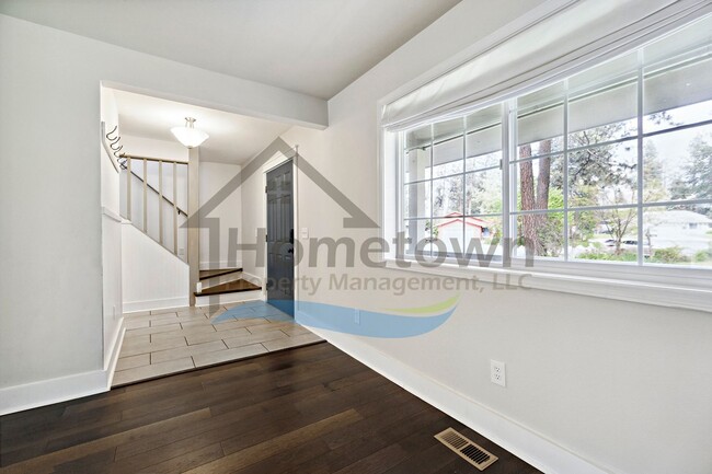 Building Photo - 4 Bedroom 4 Bathroom Home with Attached 2-...