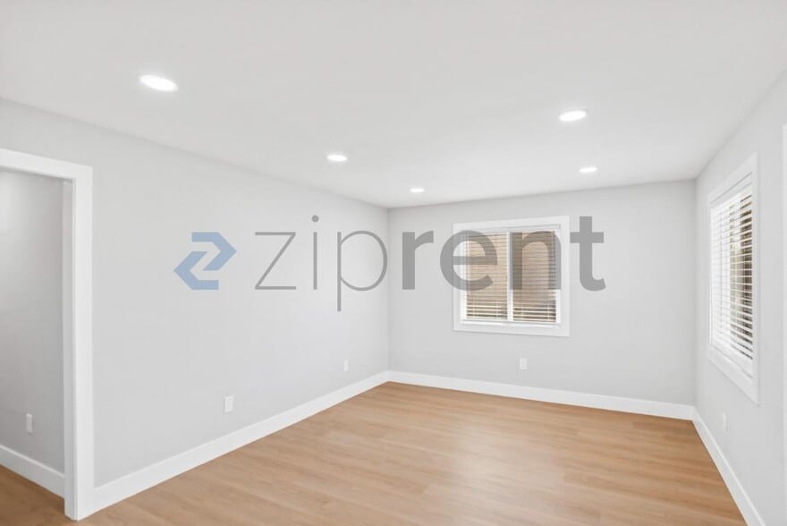 Building Photo - Unit A