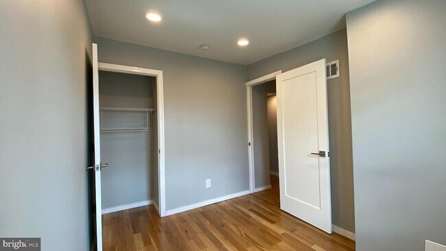 Building Photo - 2321 E Cabot St