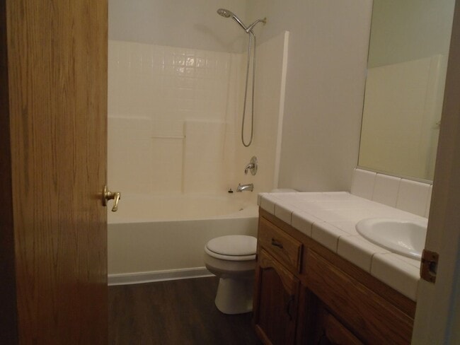 Building Photo - NORTHWEST CUTIE !  NEW PAINT AND FLOORING!!!