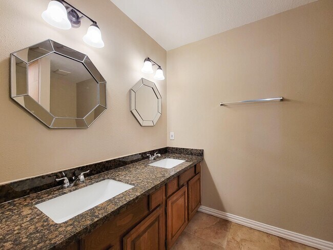 Building Photo - 10010 Sagecanyon Dr