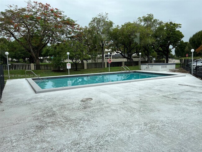 Building Photo - 8000 SW 81st Dr