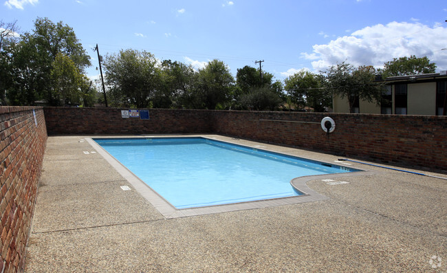 Pool - Parkwood Apartments