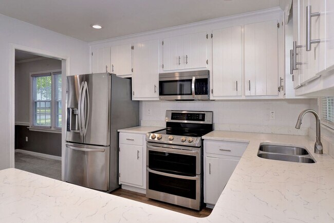 Building Photo - Cute Two Story With Nice Upgrades